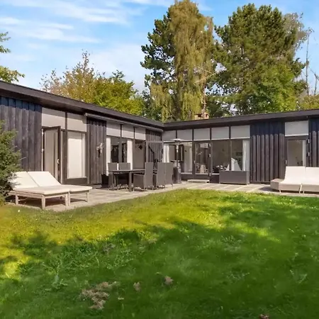 Peaceful House Life Just 50 M From Shore Dronningmølle
